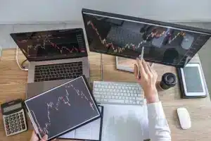Personne travaillant sur des graphiques sur son ordinateur