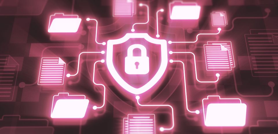 Concept de cybersécurité avec un bouclier de protection numérique et des dossiers sécurisés en réseau illustrant la gestion de la sécurité des données en IT