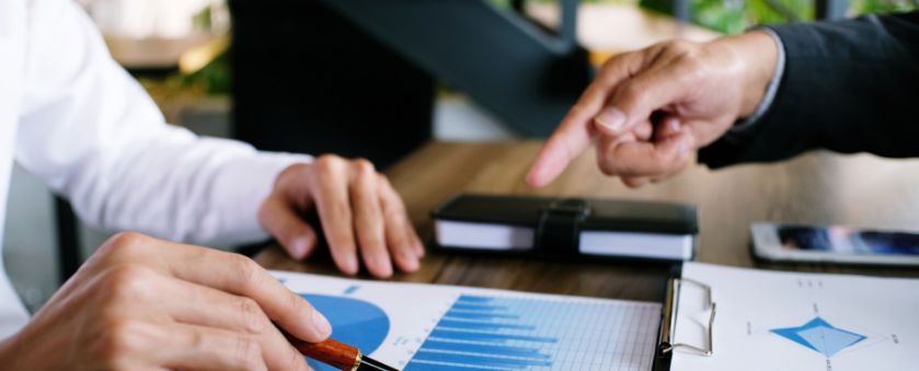 Consultants ERP analysant les indicateurs de performance clés sur des graphiques financiers dans le cadre d'un audit organisationnel pour FocusTribes.