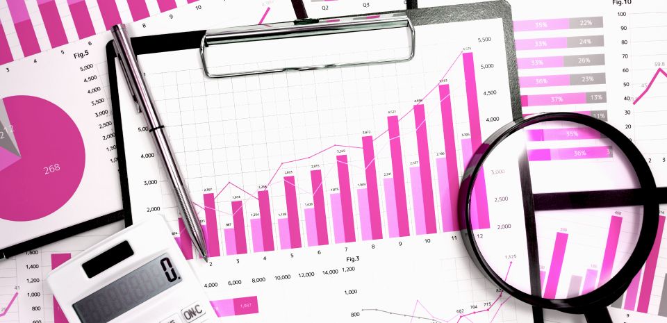 Graphiques de performance financière avec loupe sur des graphiques en barres et camemberts, soulignant l'analyse détaillée des données pour le contrôle de gestion.