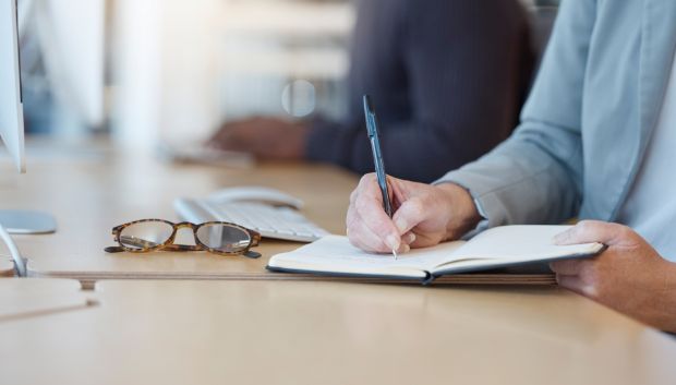 Une personne travail sur un projet AMOA sur un bureau