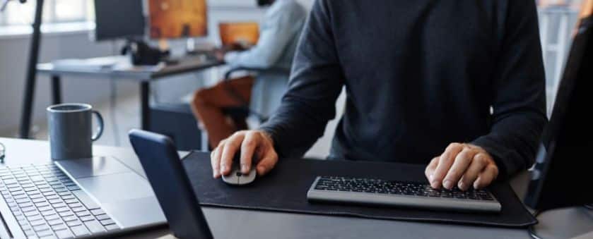 Homme travaillant à un bureau de son entreprise