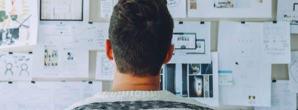 Homme devant un tableau avec plein d'informations