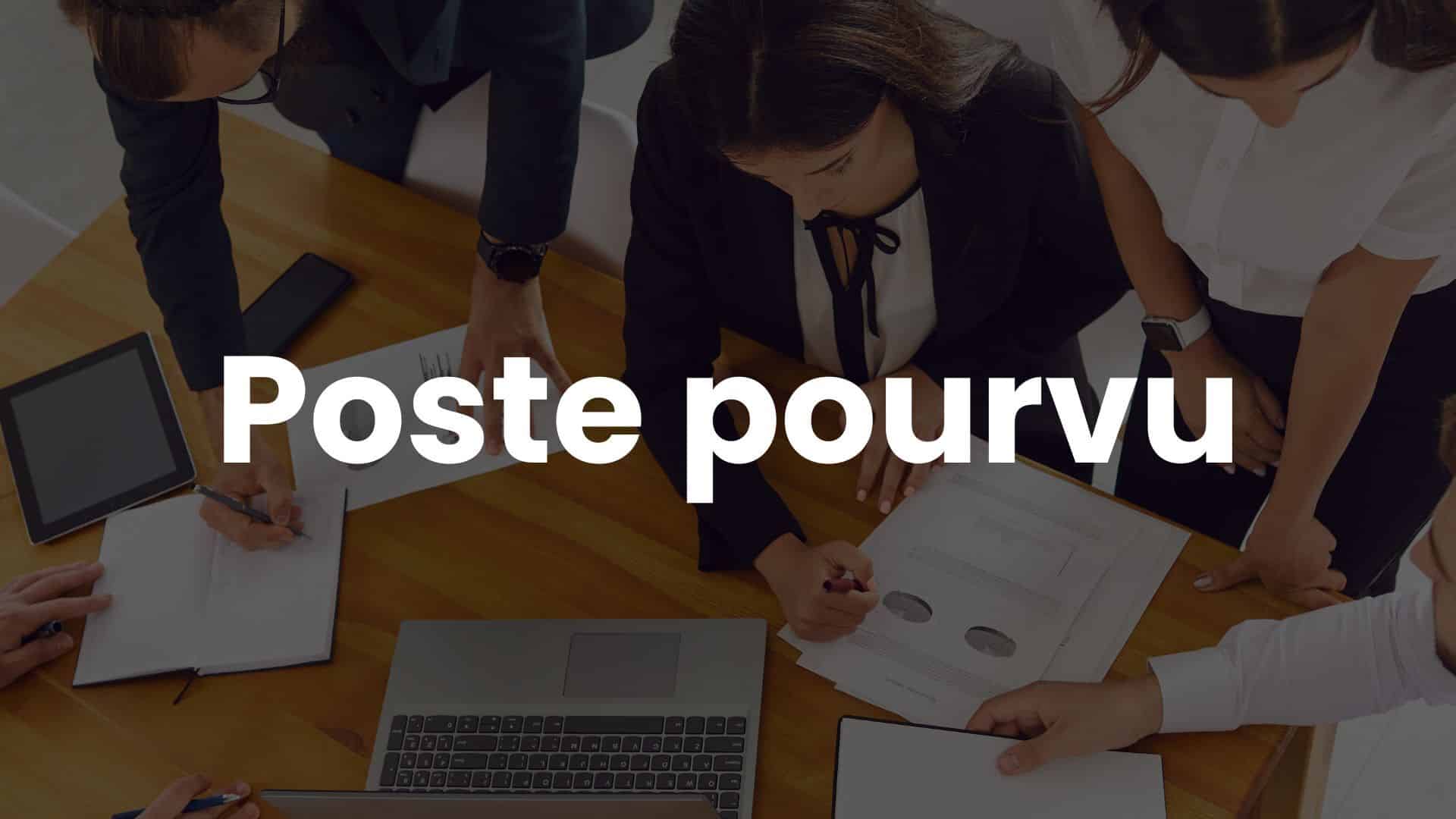 Groupe de professionnels analysant des graphiques et des données lors d'une réunion de travail autour d’un bureau en bois.