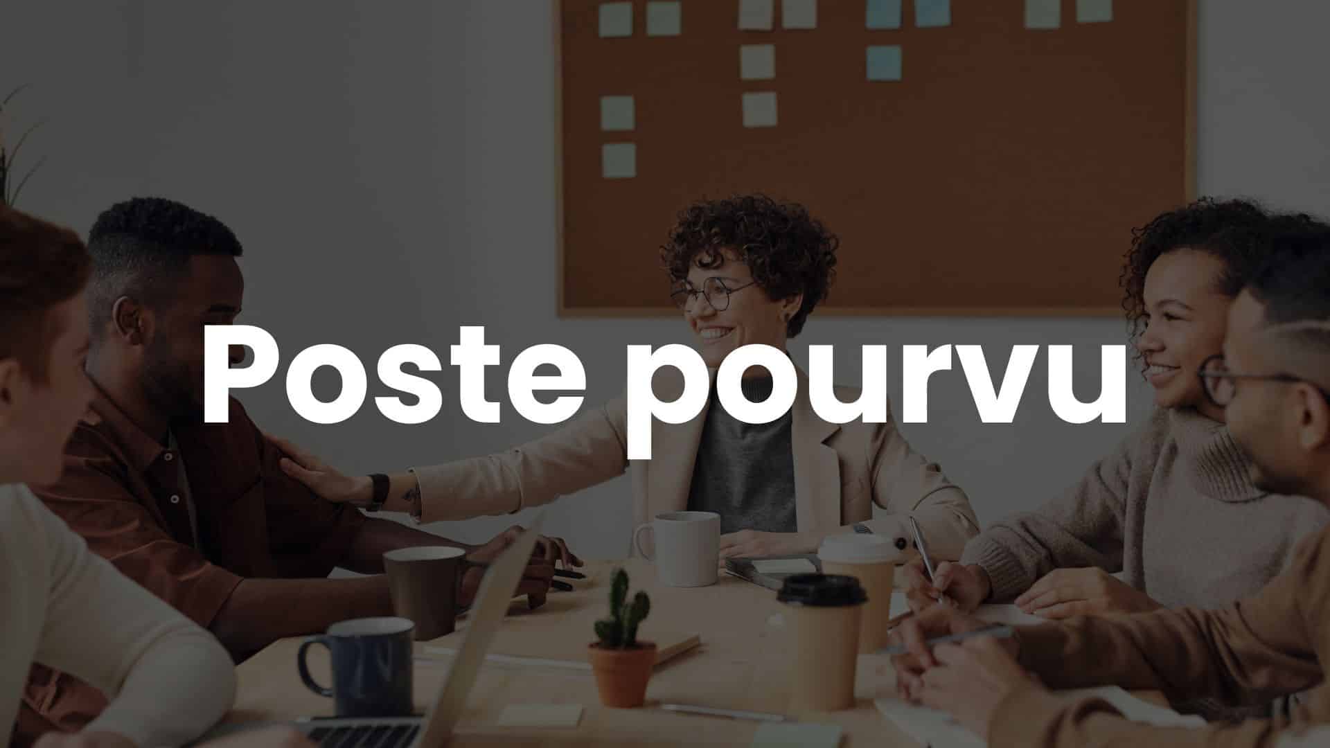 Équipe en réunion dans un cadre bienveillant, échangeant des idées autour d’un bureau avec café, carnets et ordinateur portable.