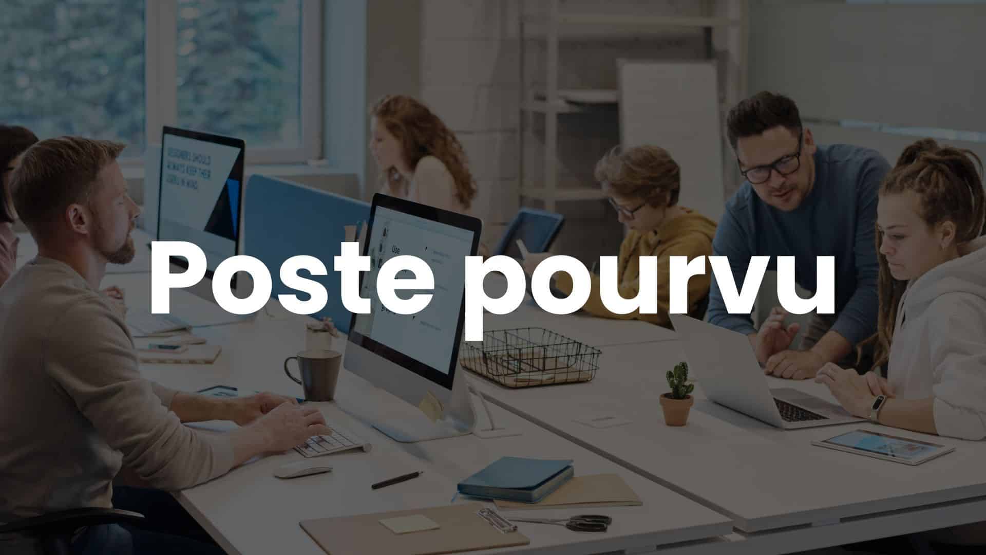 Équipe de travail en open space, collaborant sur des projets avec ordinateurs, tablettes et documents dans un environnement moderne.