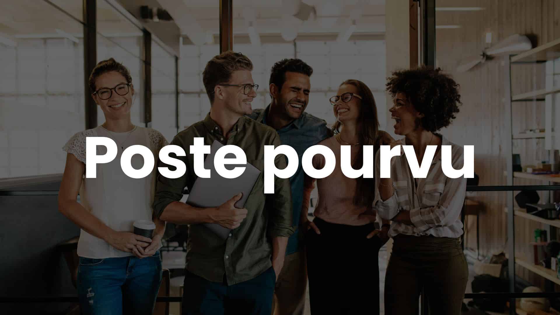 Groupe de jeunes professionnels souriants dans un bureau moderne, partageant un moment convivial après une réunion.
