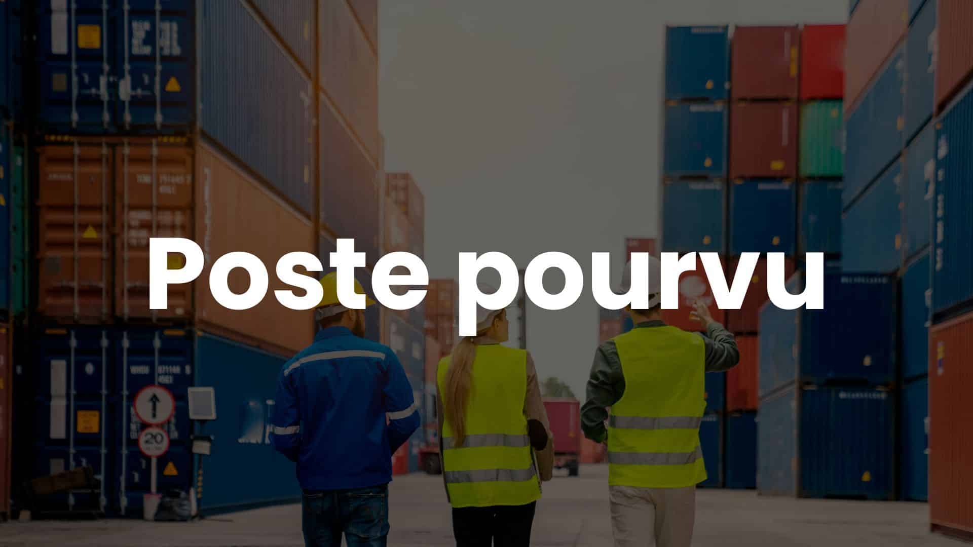 Inspection logistique par trois professionnels en gilets de sécurité sur un site de stockage de conteneurs dans un port industriel.