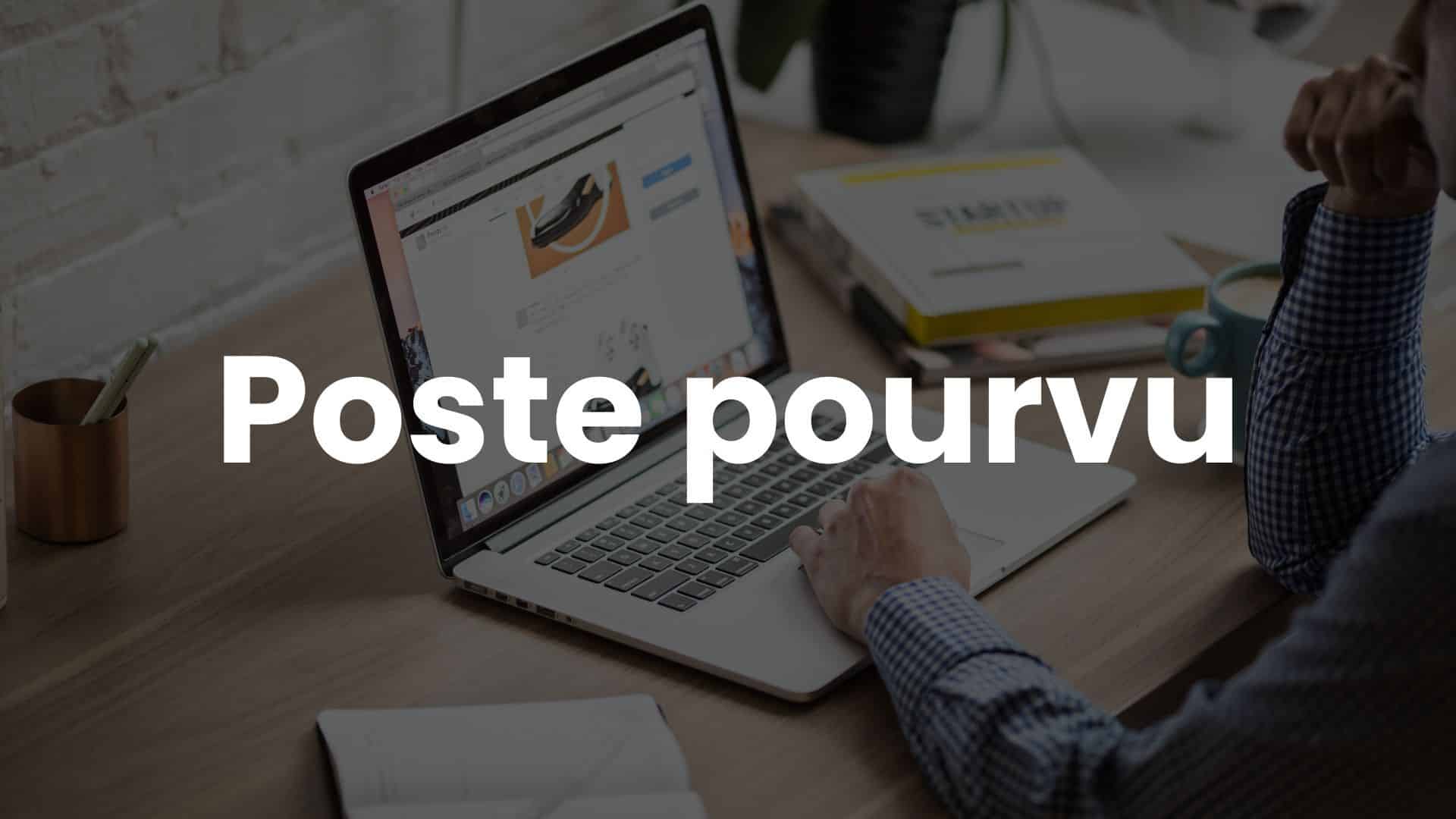 Personne travaillant sur un ordinateur portable avec une tasse de café sur un bureau moderne, analysant une page web de e-commerce.
