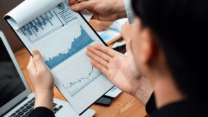 Analyse de données BI avec des graphiques et indicateurs de performance, illustrant les tendances et la prise de décision stratégique.