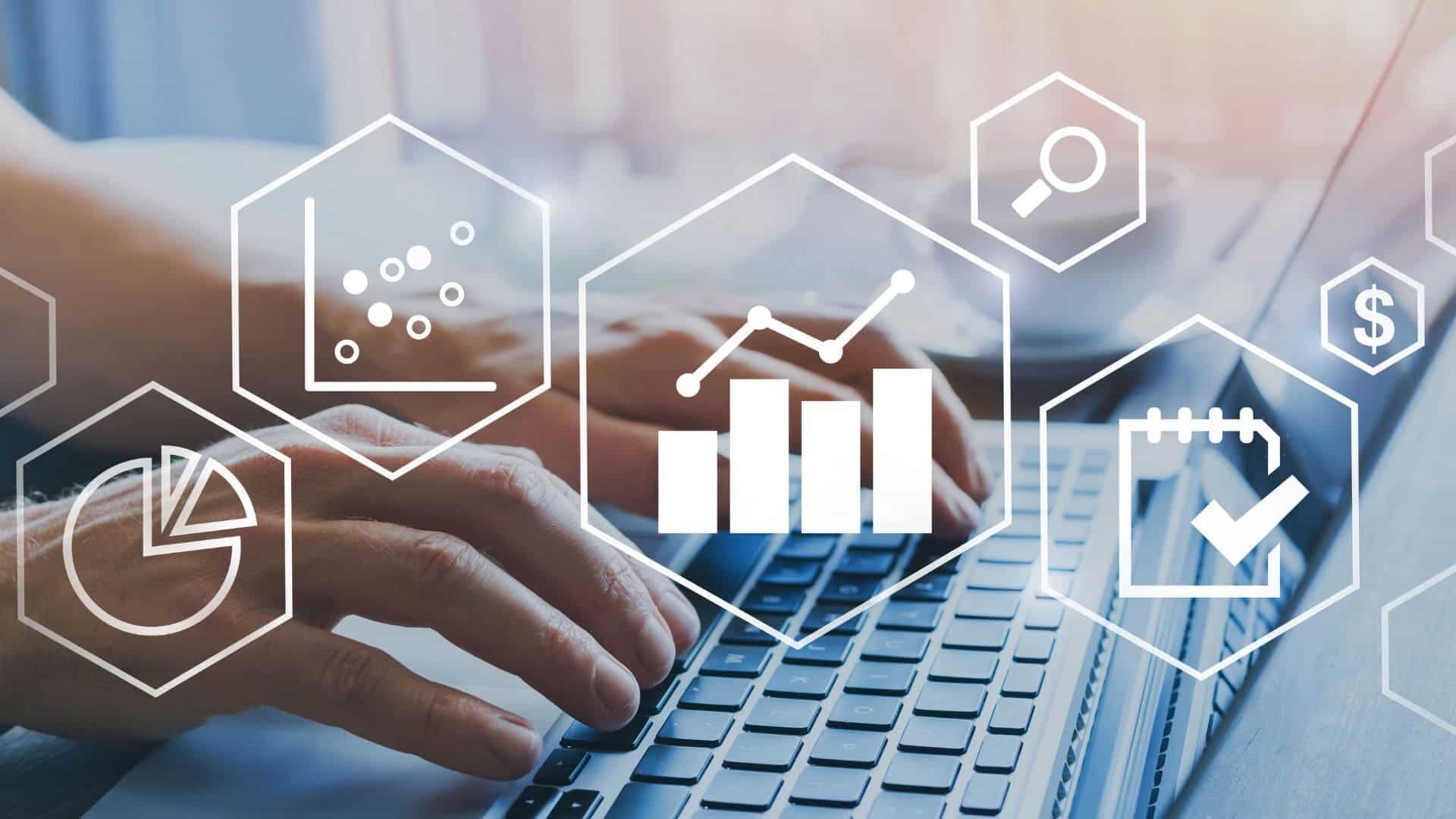 Analyse de données et Business Intelligence avec des icônes de graphiques et statistiques superposées sur un clavier d’ordinateur.