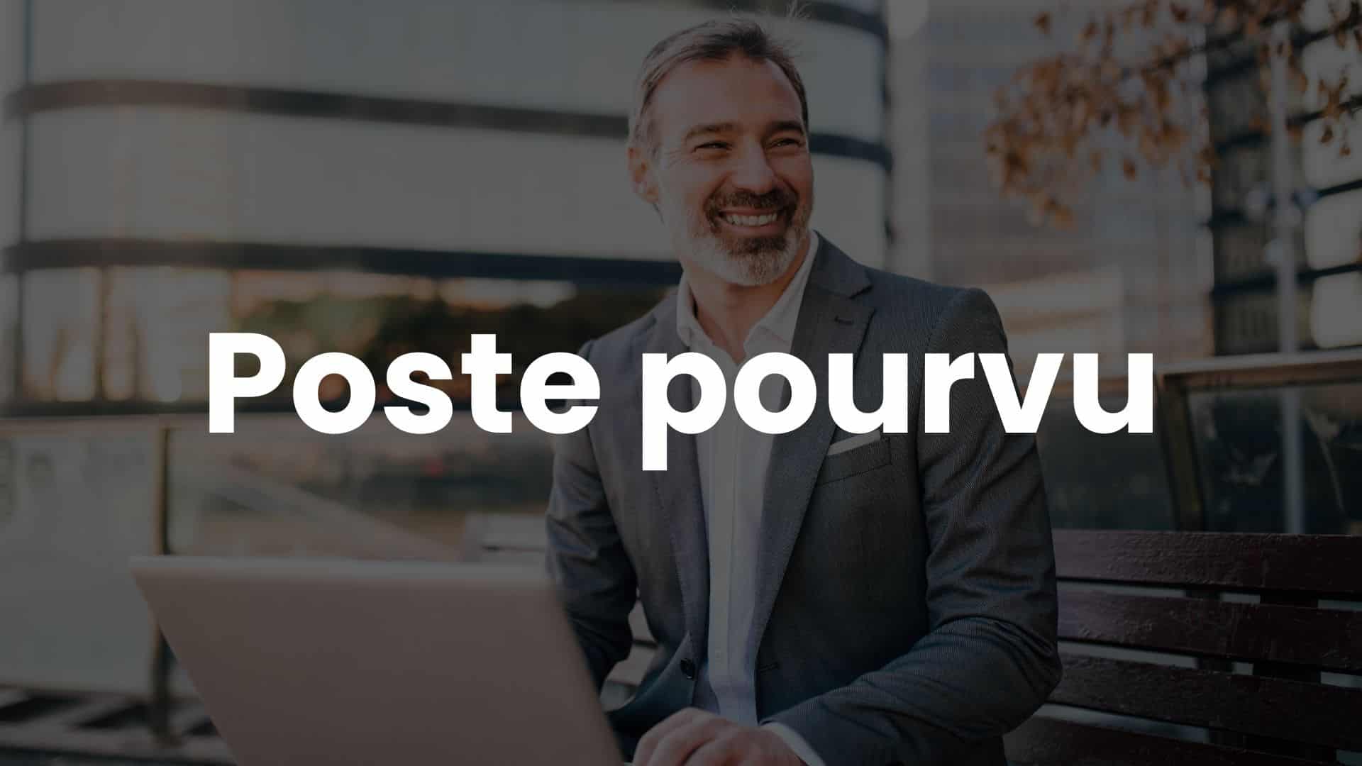 Consultant en affaires souriant, travaillant sur son ordinateur portable en extérieur dans un cadre urbain moderne.