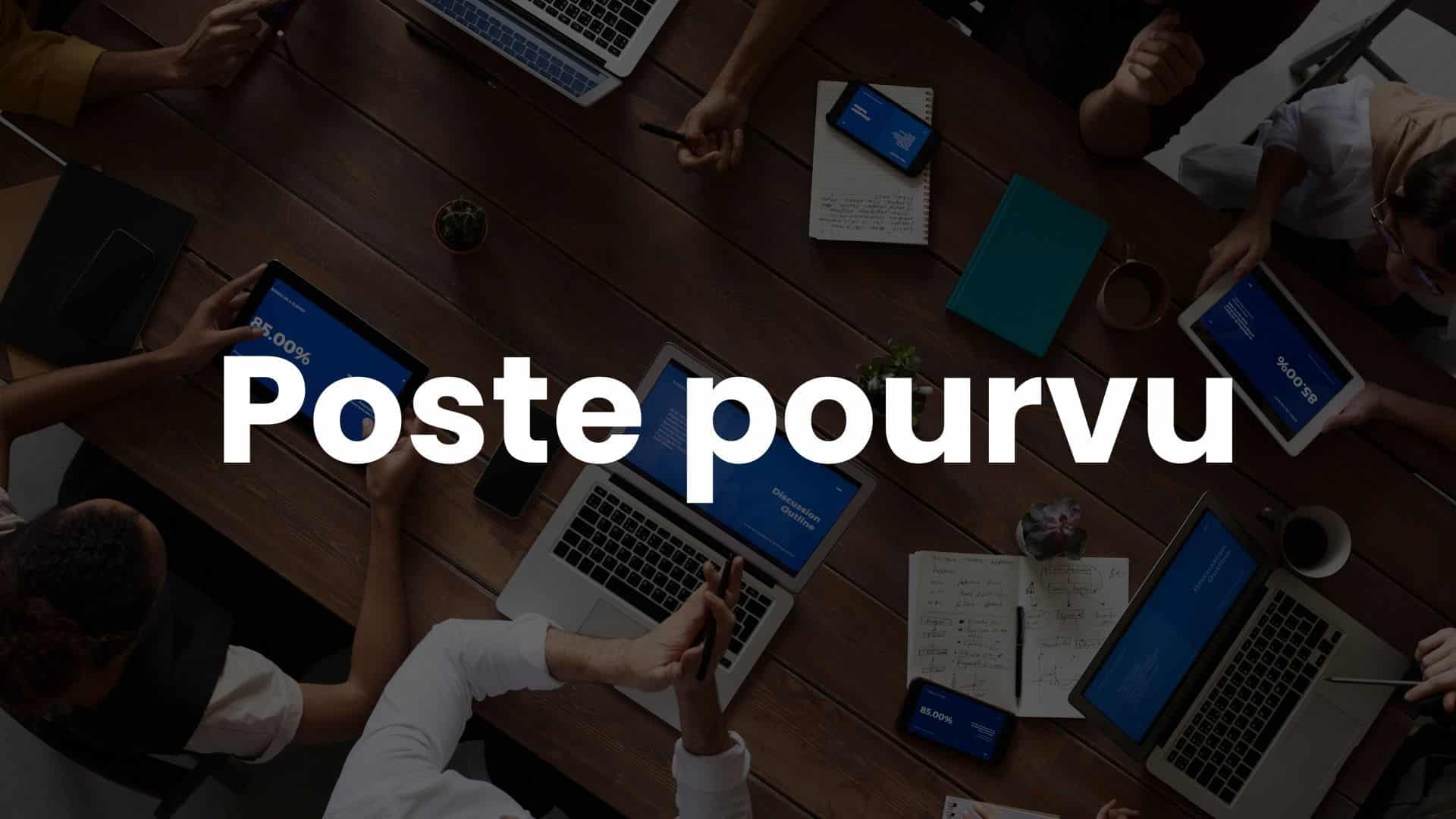Consultants en réunion autour d’une table, analysant des données et des présentations sur tablettes, ordinateurs et smartphones.