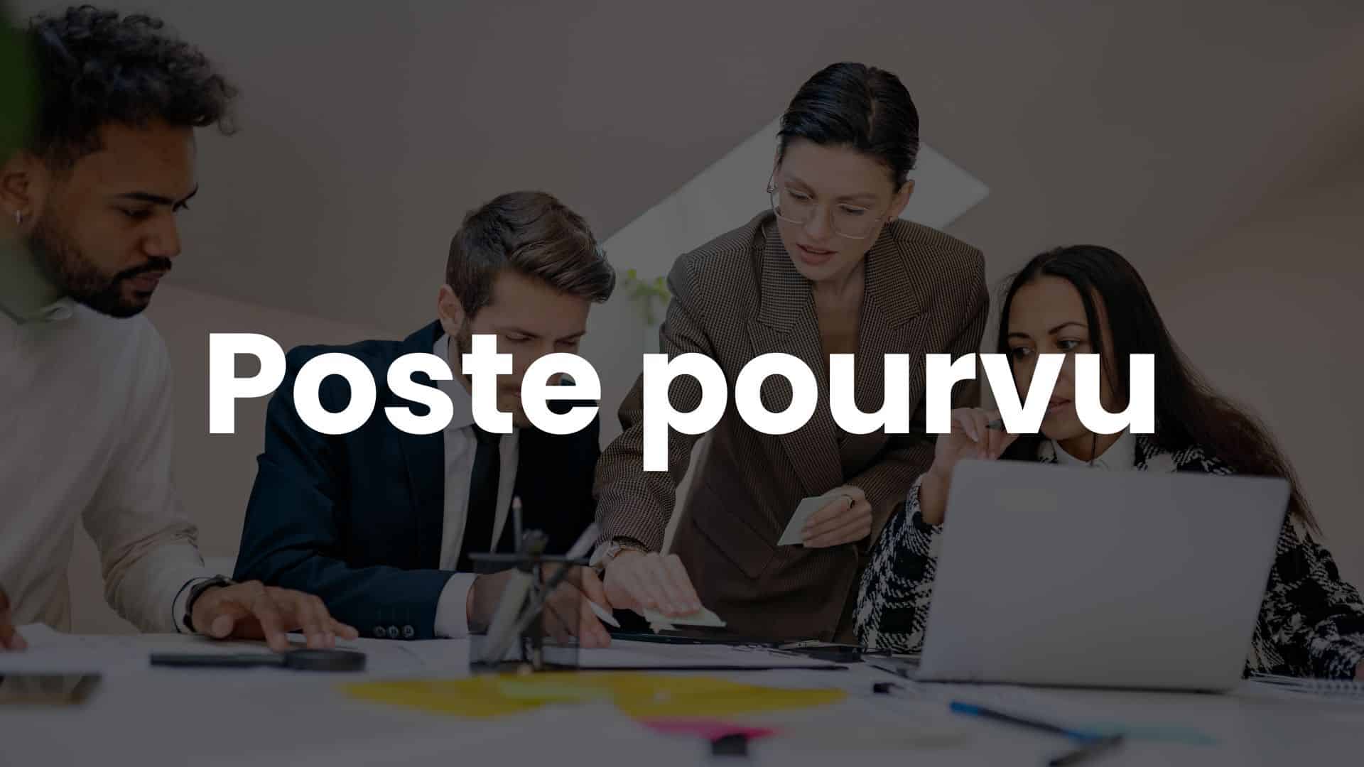 Équipe de professionnels en réunion, échangeant des idées autour d’un bureau avec un ordinateur portable et des documents.